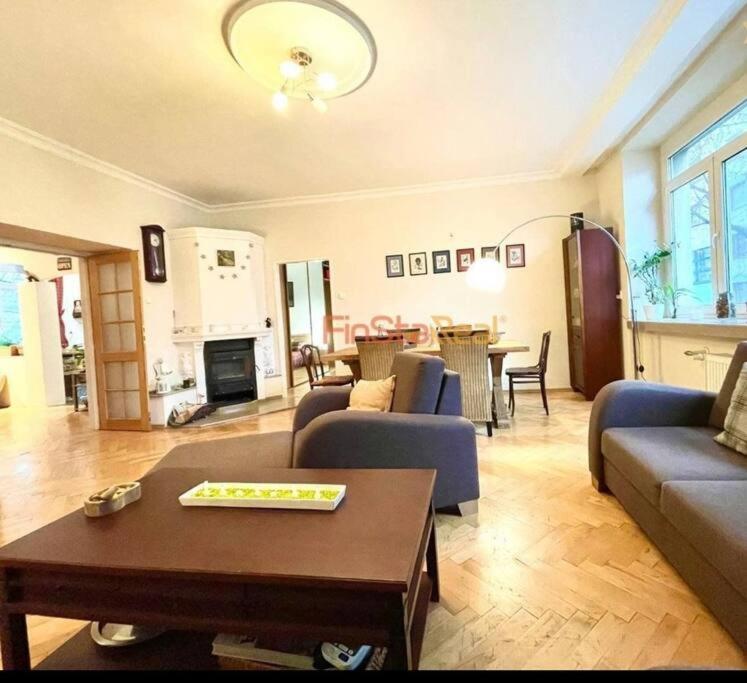Economy Apartment 2 Min From The Main Station Bratislava Esterno foto