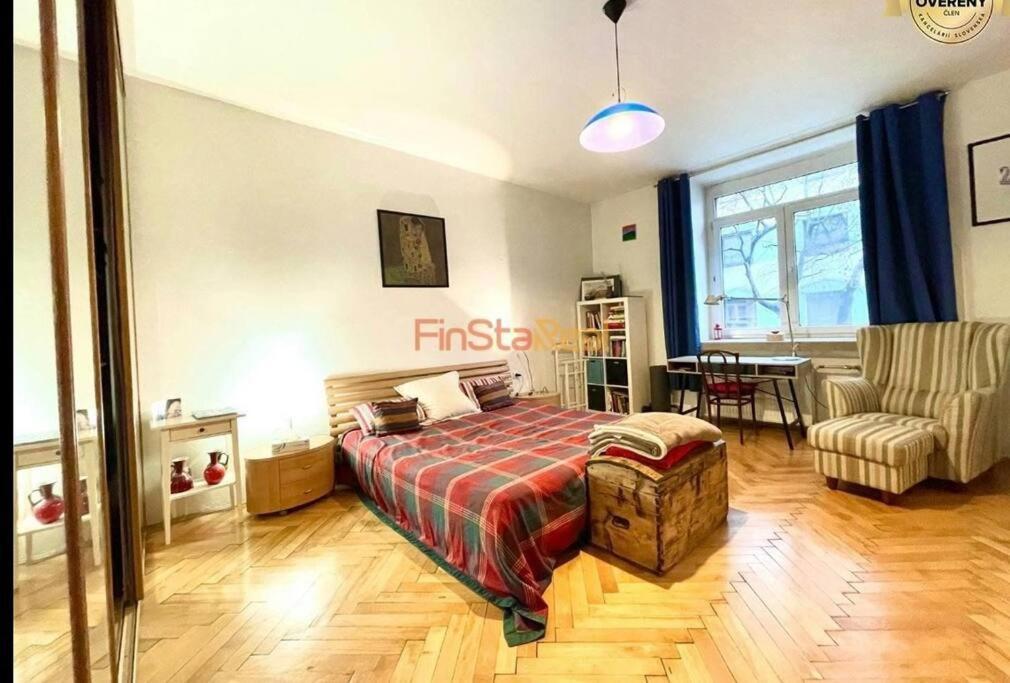 Economy Apartment 2 Min From The Main Station Bratislava Esterno foto